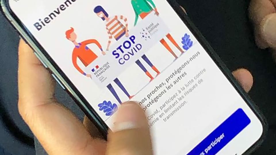 Die französische App StopCovid ist auf einem Smartphone in Betrieb.