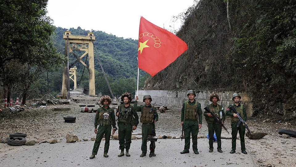 Kämpfer mit Fahne vor einer Brücke .