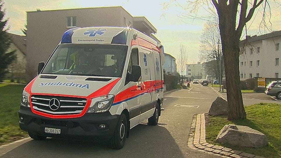 Krankenauto am Tatort, im Hintergrund 