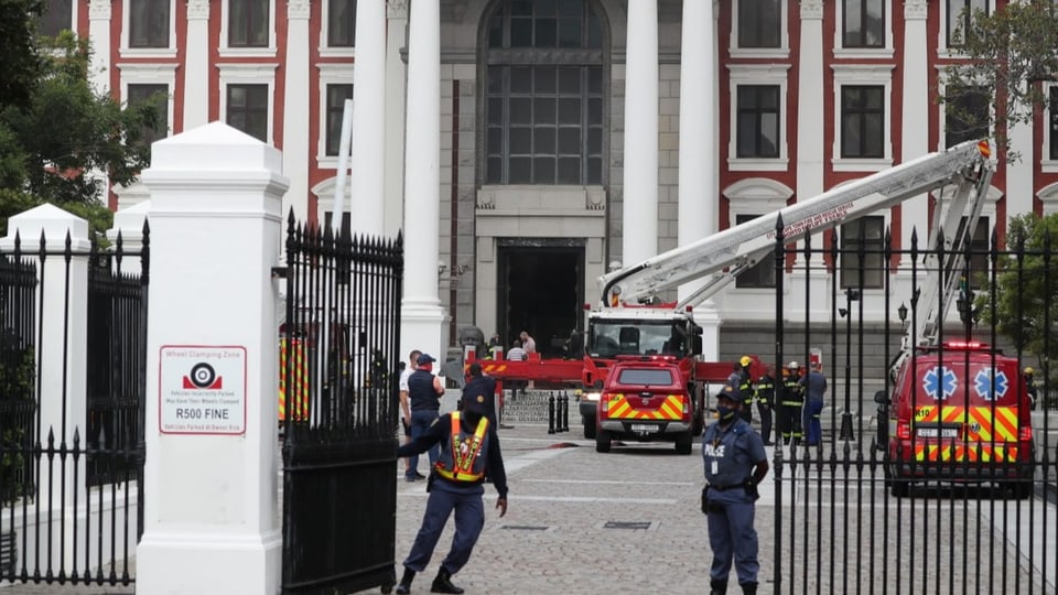Ein Sicherheitsbeamte schliesst das Tor zum Parlamentsgebäude. 