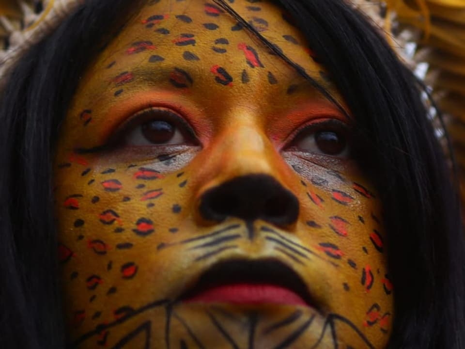 Indigene Frau mit Gesichtsbemalung