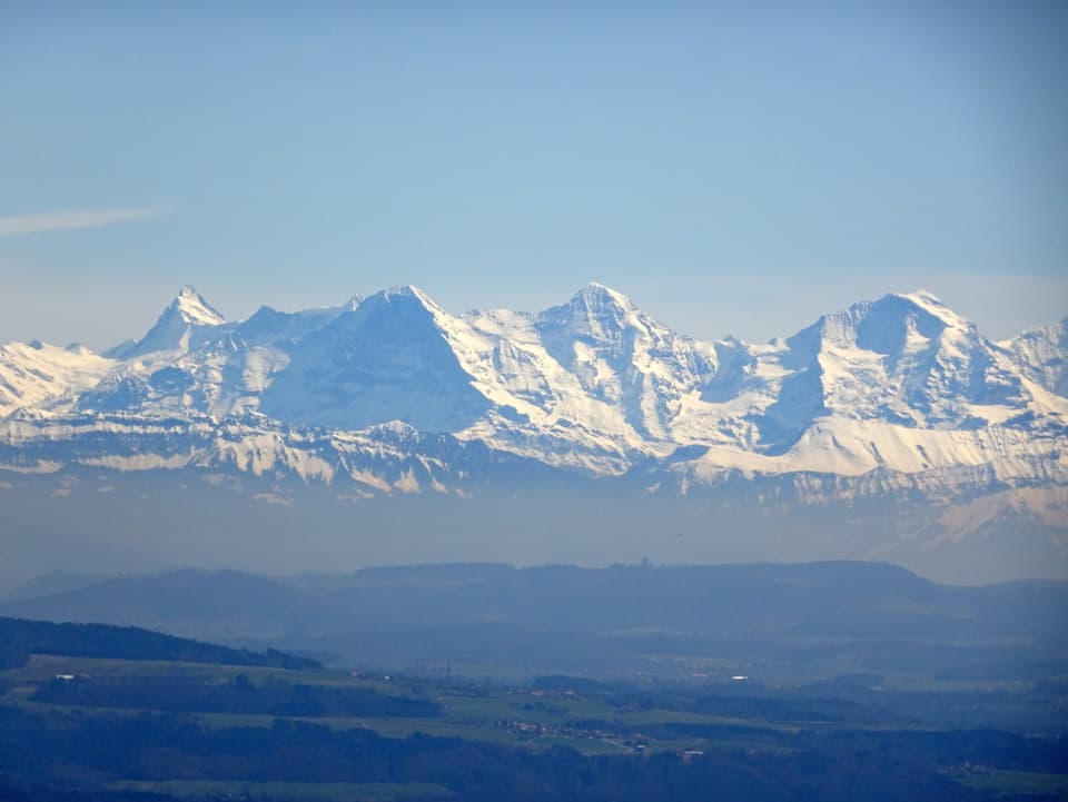 Vom Chasseral aus über das Berner Mittelland zeigen sich im Hintergrund die noch weissverschneiten Berner Alpen..