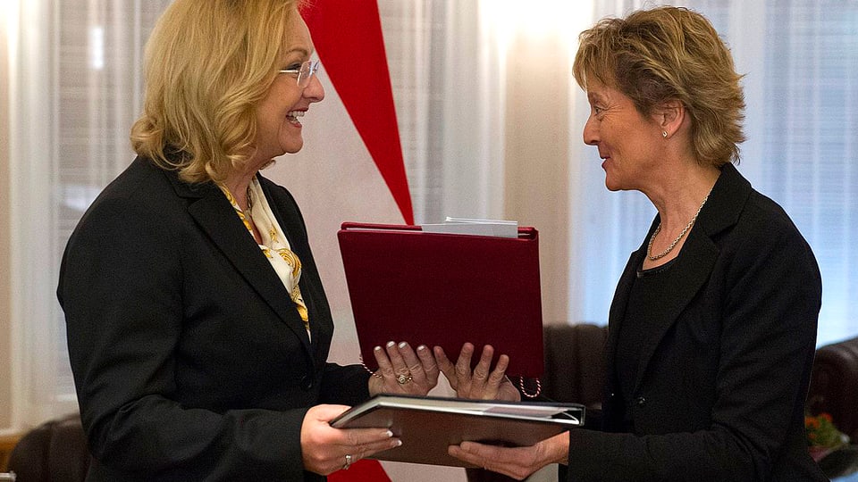 Bundesrätin Eveline Widmer-Schlumpf und die österreichische Finanzministerin Maria Fekter tauschen die Dokumente des Steuerabkommens.