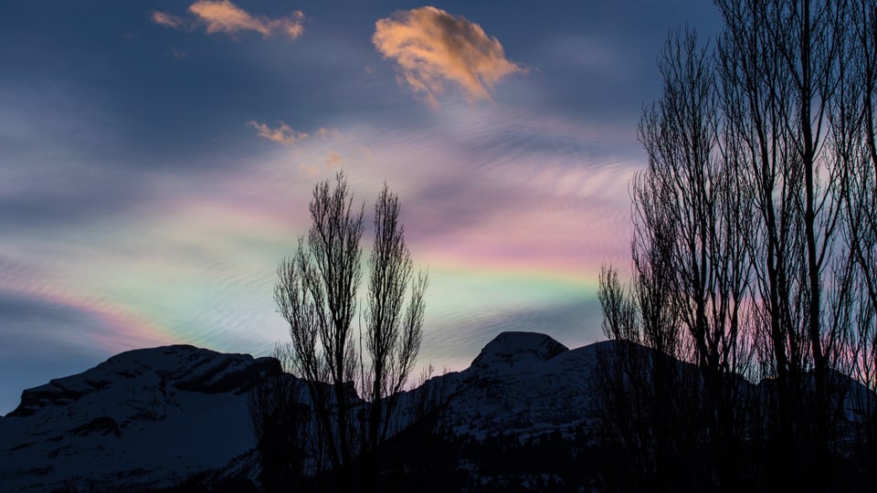 Irisierende Wolken über Vaduz in Liechtenstein
