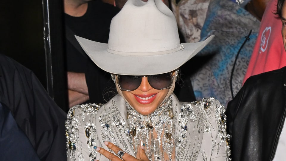Eine junge Frau mit Sonnenbrille und Cowboy-Hut. Porträt-Ansicht