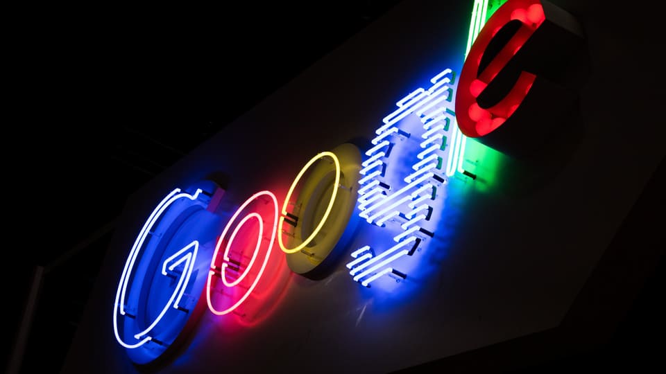 Ein leuchtendes Google-Logo.