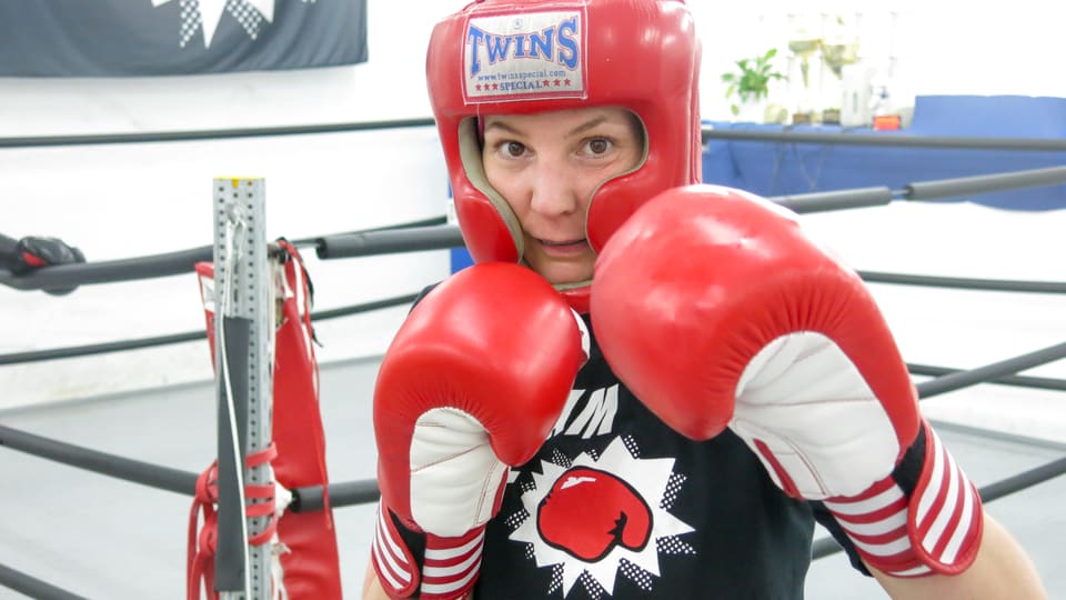 Linda Briem in Boxerpose mit Kopfschmuck