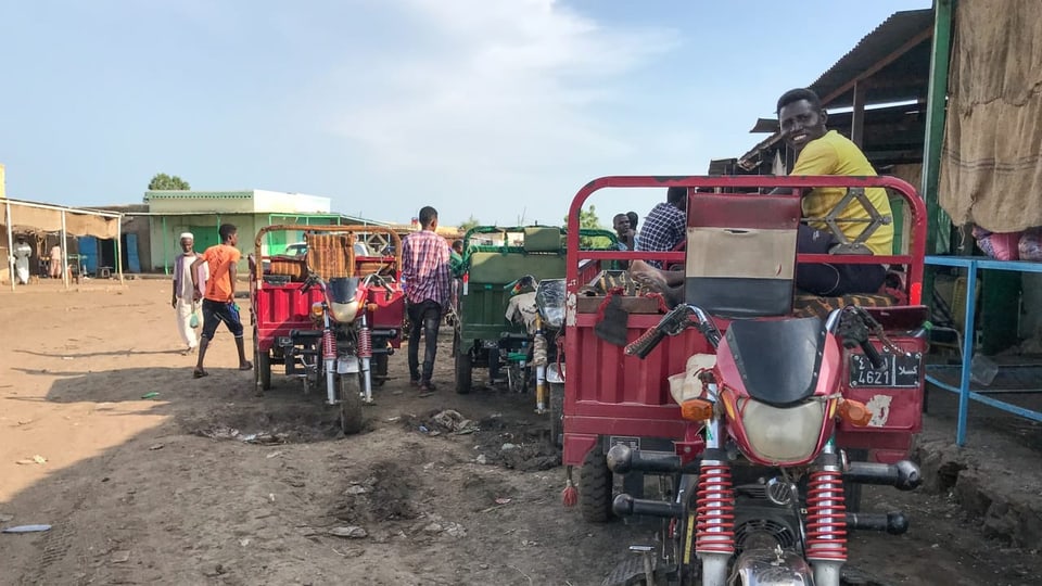 Tuktuks in einem Dorf