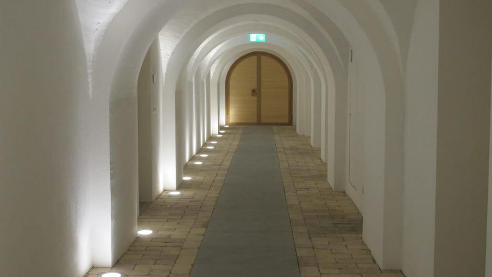 Unterster Stock, Gewölbegang mit Türe