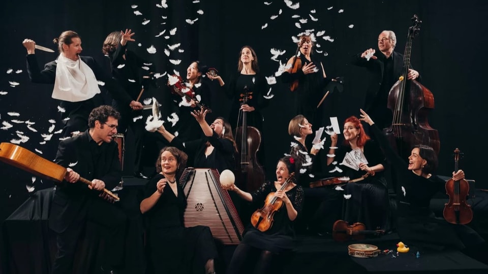 In Stockholm zu Gast Ein wildes Orchester mit Instrumenten. In der Luft Federn.