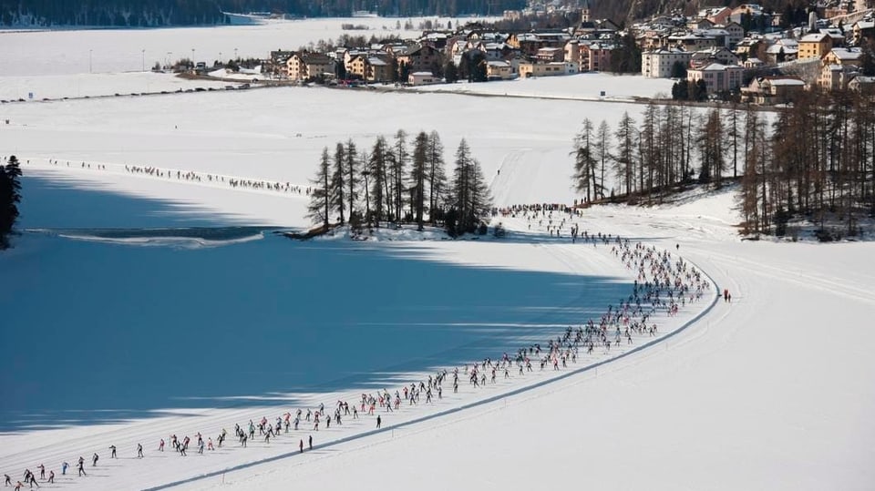 Teilnehmer des Skimarathons auf dem gefrorenen Champfèrersee, Luftaufnahme.