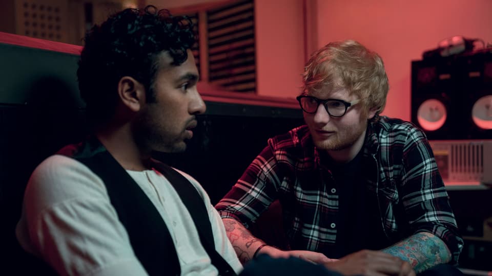 Zwei Männer sprechen im Tonstudio miteinander.