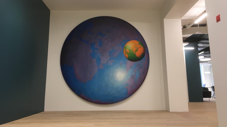 Guido Nussbaums Weltkugeltondo Ein Kunstwerk der Erde an der Wand.