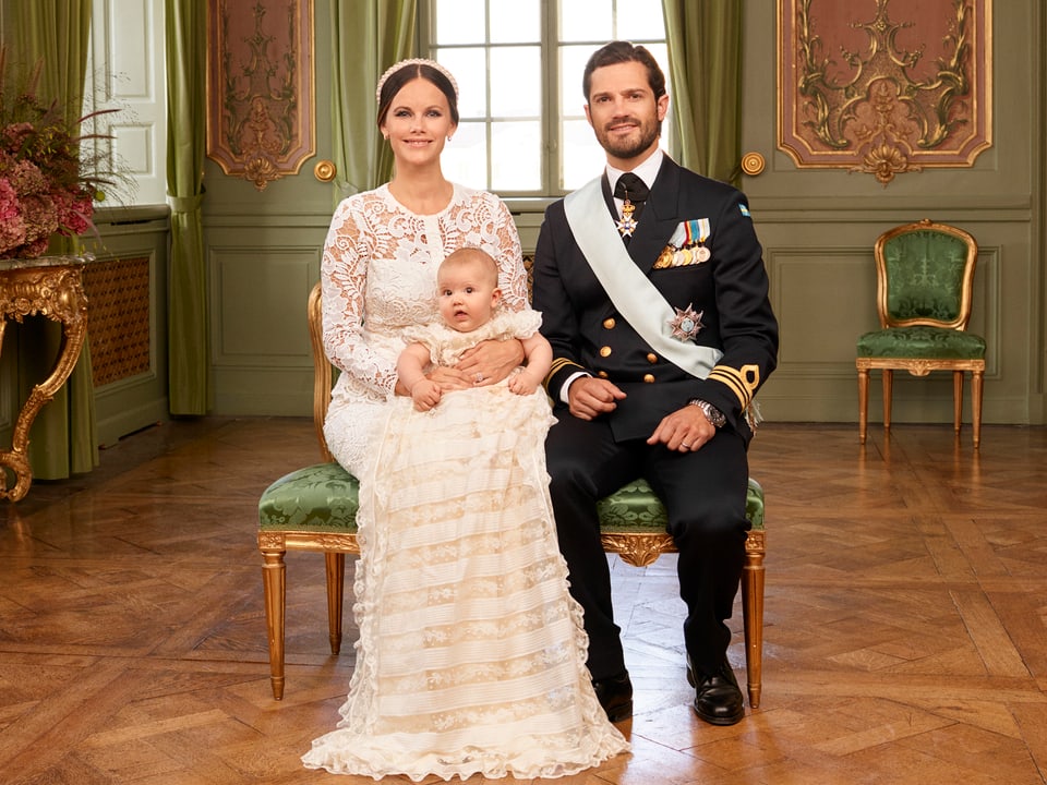 Prinzessin Sofia und Prinz Carl Philip posieren mit Söhnchen Prinz Alexander für ein Familienfoto zur Taufe.