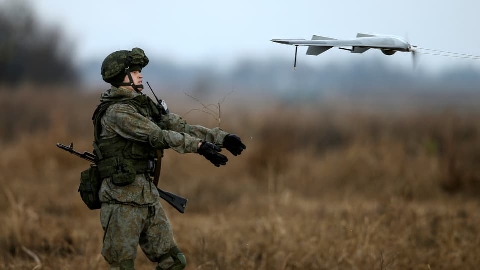 Soldat mit Drohne