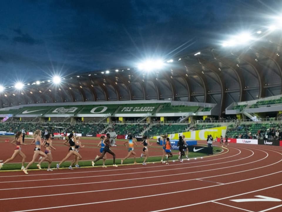 Scheinwerfer an Blick ins Stadionrund des Hayward Fields.