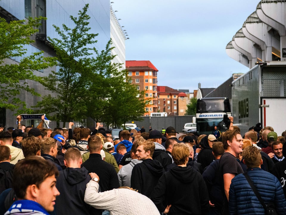 Göteborg-Fans vor dem Stadion  
