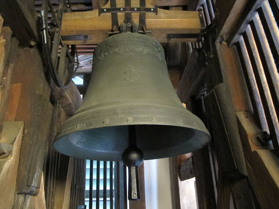 Eine der insgesamt elf Glocken im Turm der Solothurner St. Ursenkathedrale. 