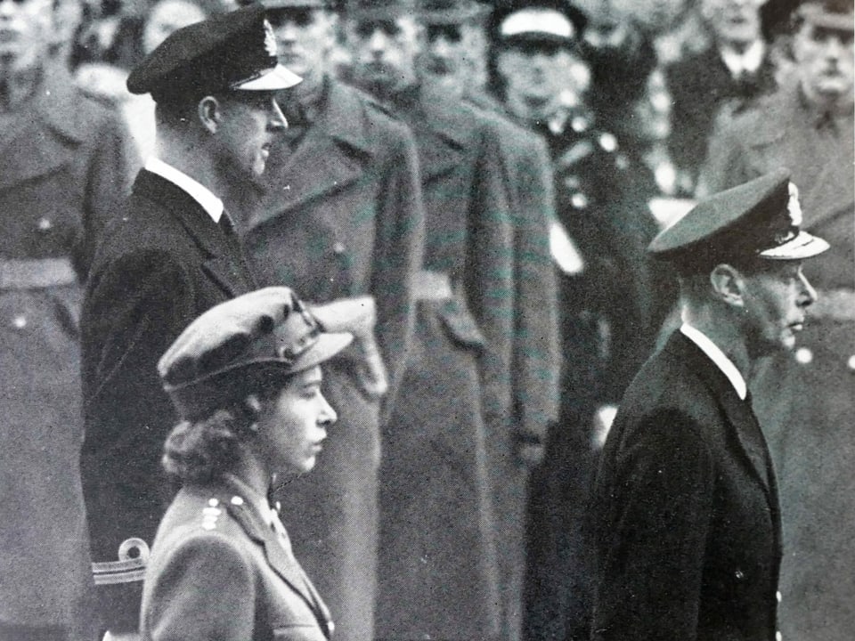 Queen Elizabeth II. steht hinter ihrem Vater und neben ihrem Mann.