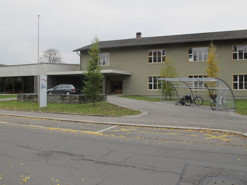 Gönhard-Schulhaus von der Strasse mit neuer Aula.