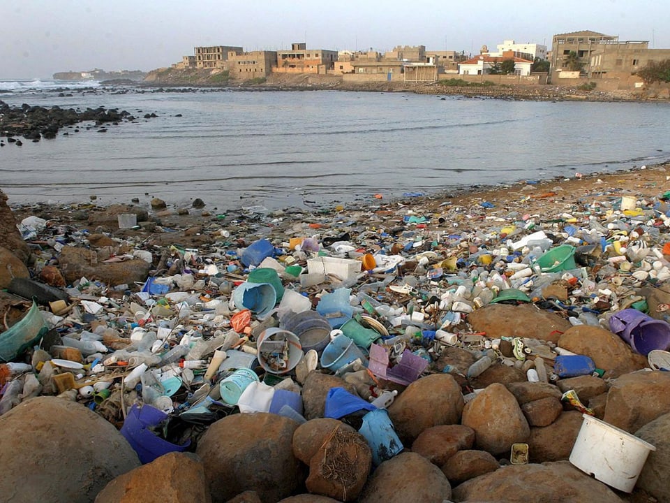 Plastikmüll am Strand in Senegal