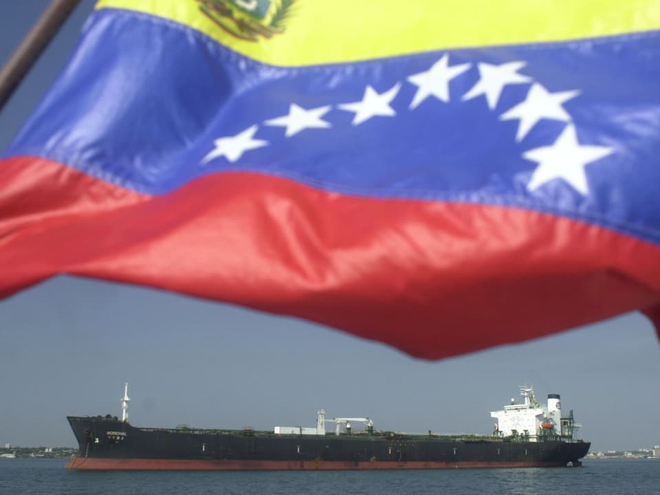 Grosse venezolanische Flagge vor Schiff