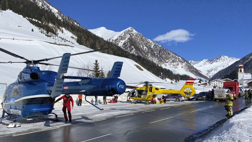 Helikopter und Rettungskräfte in Schmirn