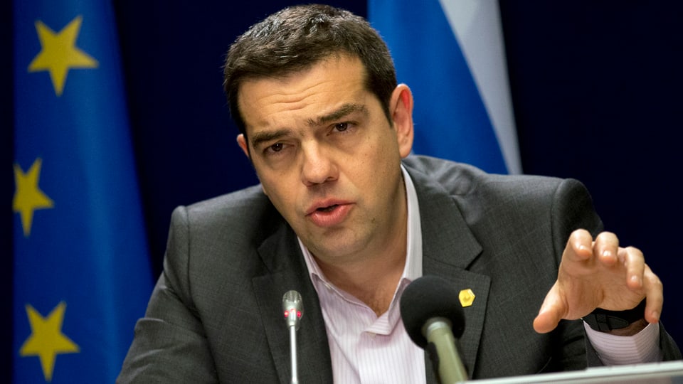 Der griechische Ministerpräsident Alexis Tsipras spricht an einem Mikrofon. 