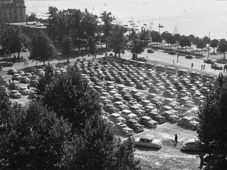Der Sechseläutenplatz als Parkfeld für Automobile in den 50er-Jahren.
