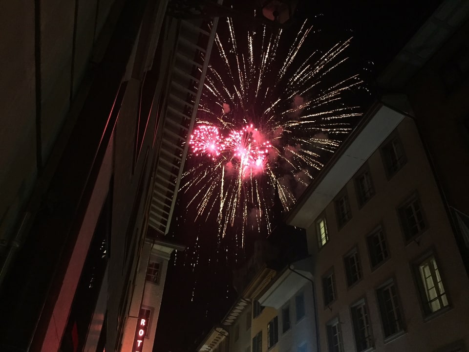 Feuerwerk über Altstadtgassen.