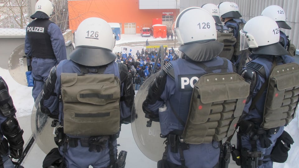 Polizisten in Kampfmontur sichern das Fussballgelände.