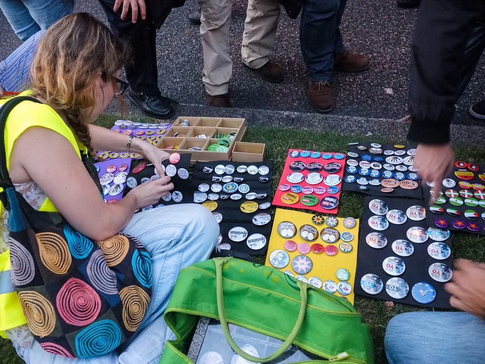 Eine junge Aktivistin verkauft selbst gemachte Solidaritäsbuttons.