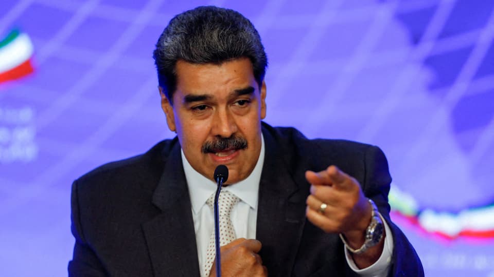 Maduro spricht in eine Mikrofon.