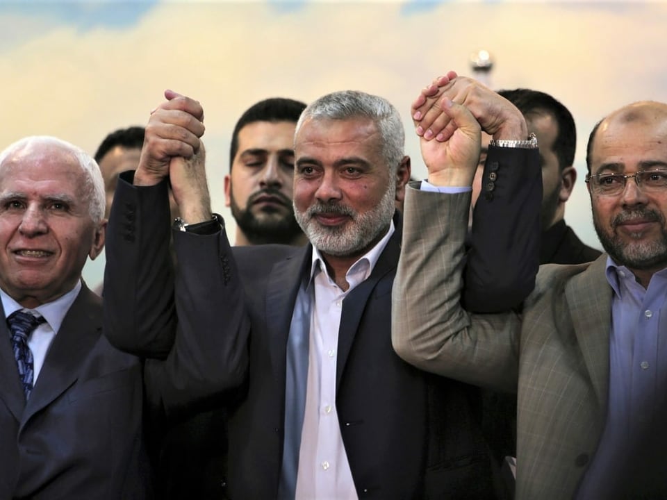 Der Fatah-Beamte Azzam al-Ahmad, der Hamas-Premierminister Ismail Haniyeh aus dem Zentrum des Gazastreifens und der in Ägypten stationierte Hamas-Führer Moussa Abu Marzouk, nach der Ankündigung eines Abkommens zwischen den beiden rivalisierenden palästinensischen Gruppen.