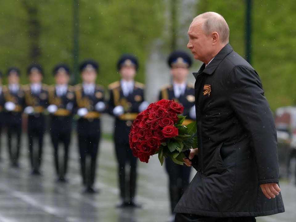 Vladimir Putin mit roten Rosen. 