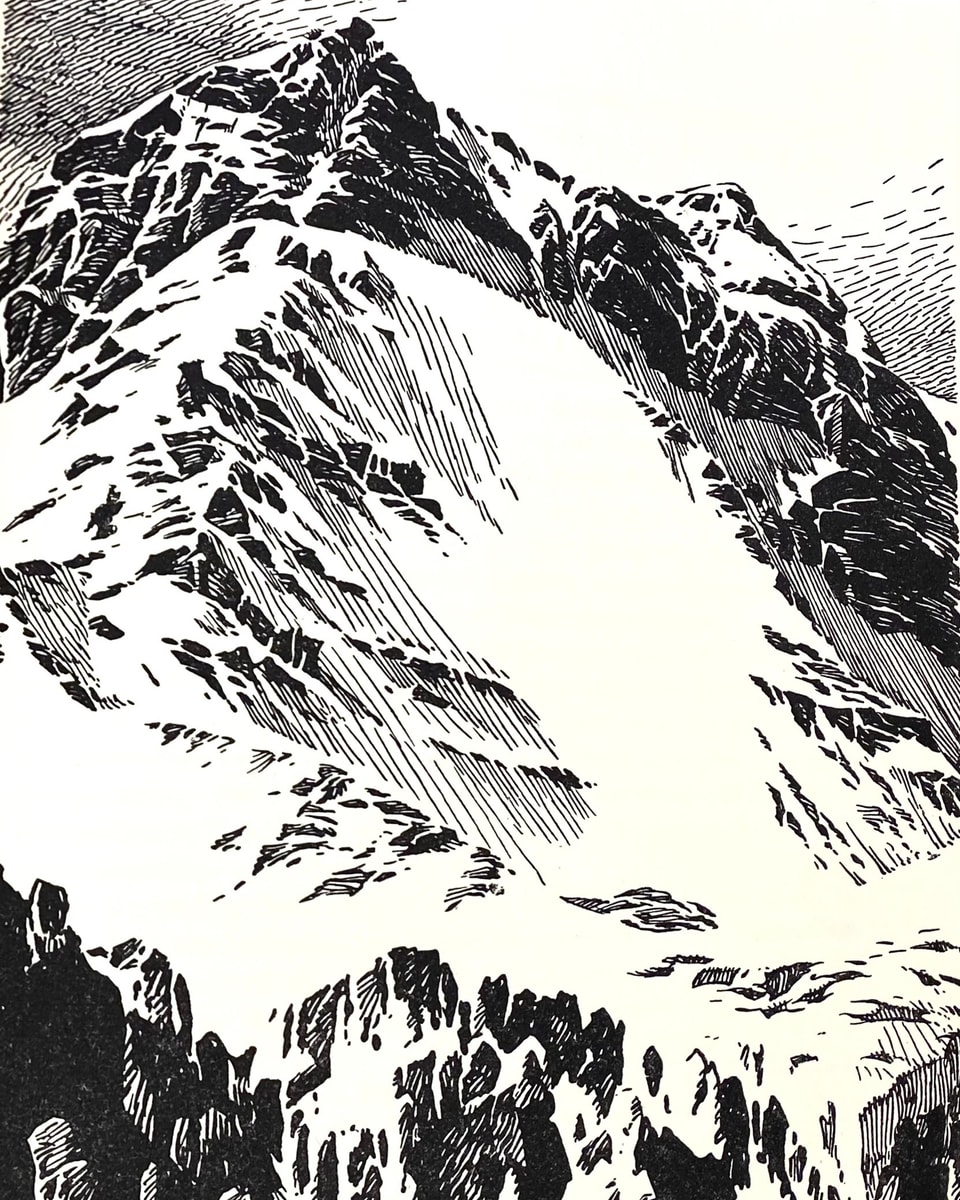 Schwarzweiss-Bild eines Bergs, hinten der Gipfel, darüber in schwarzweiss der Himmel.