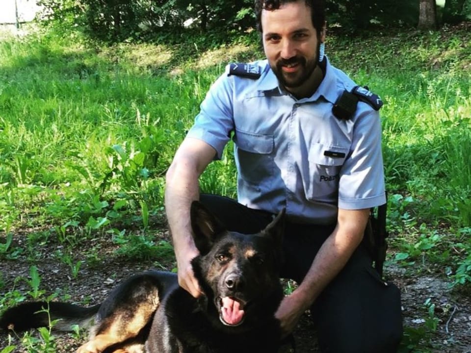 Polizist mit Diensthund