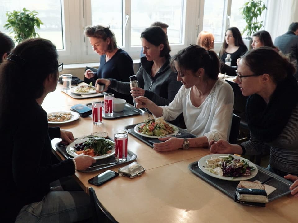 Blick in die SRF-Kantine, wo die «Puls»-Redaktion gemeinsam isst.