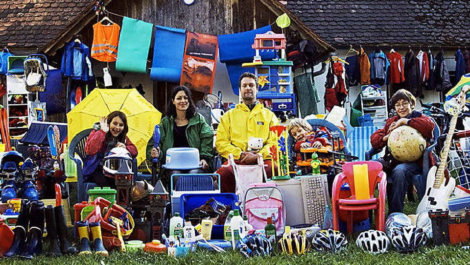 Familie Krautwaschl umgeben von Produkten aus Plastik