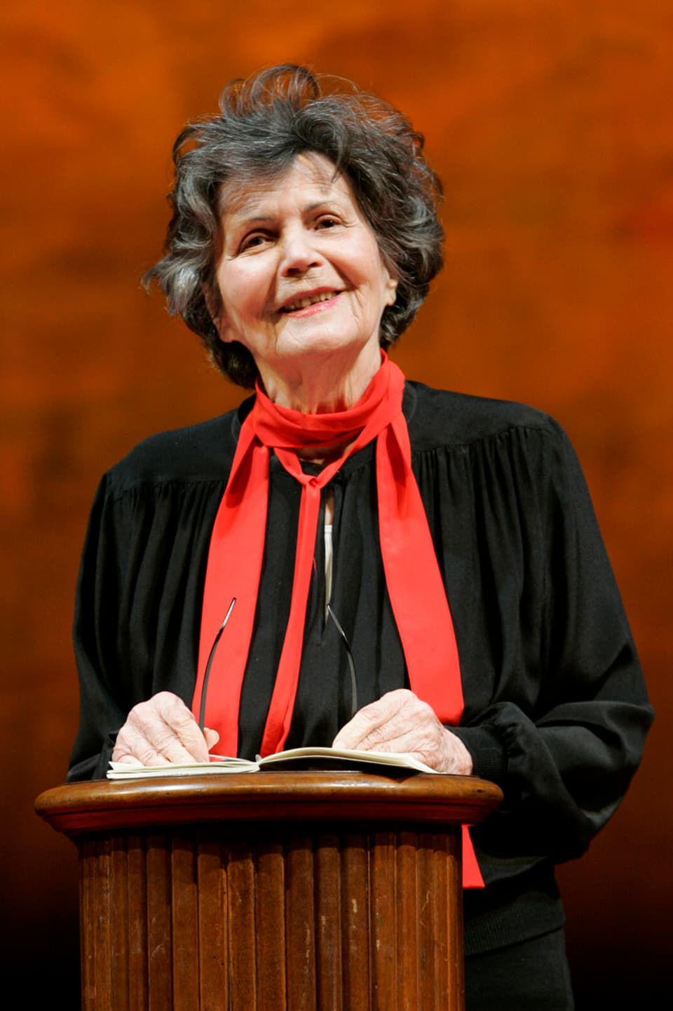 Annemarie Düringer mit rotem Schal. 