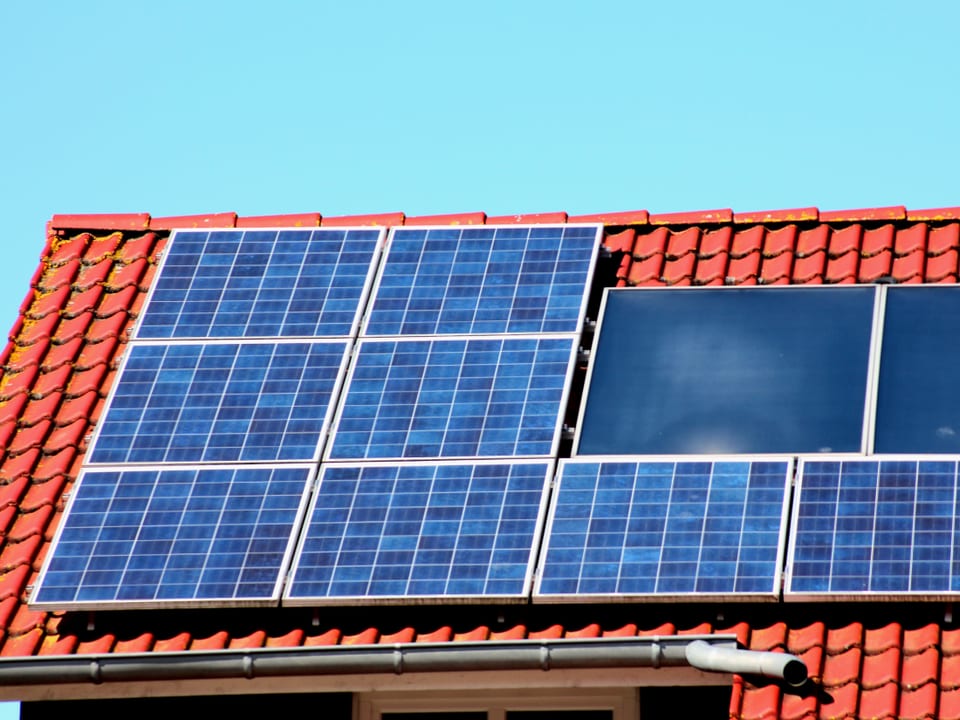 Ein Dach mit Solarpanels.