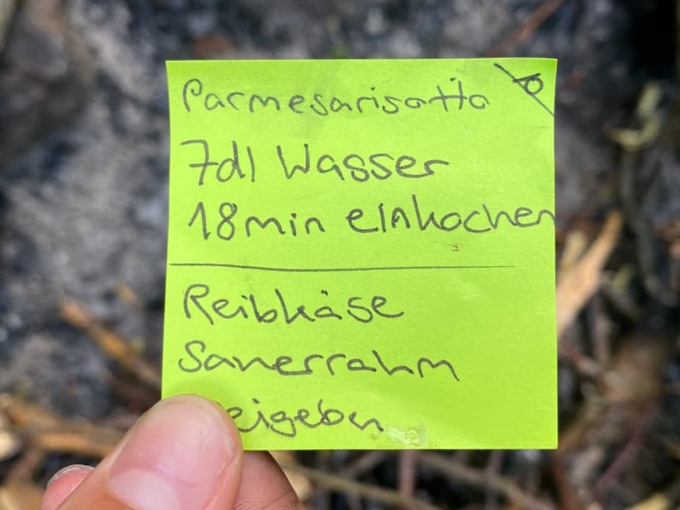 Ein Rezept für Parmesanrisotto auf einem Post-It: 7dl Wasser, 18 Minuten einkochen, Reibkäse und Sauerrahm beigeben. 