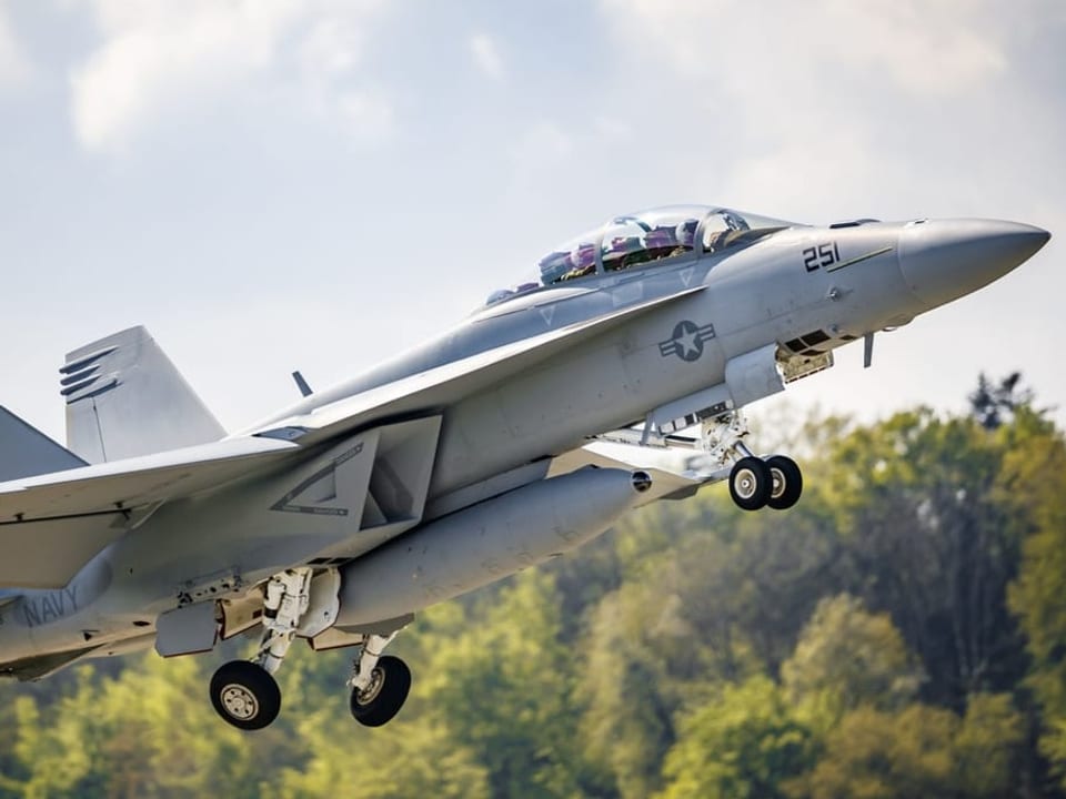 Kampfjet beim Abflug über den Wäldern in Payerne.