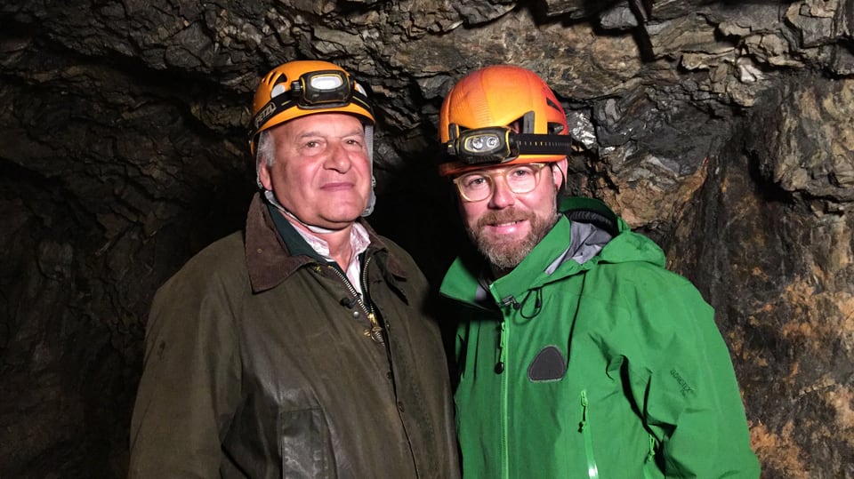 Nik Hartmann steht mit einem älteren Protagonisten in einem Bergwerk, eine Goldmine. 