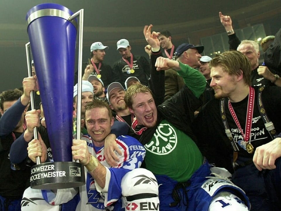 Christian Weber (mit Pokal), Mathias Seger und Goalie Ari Sulander.