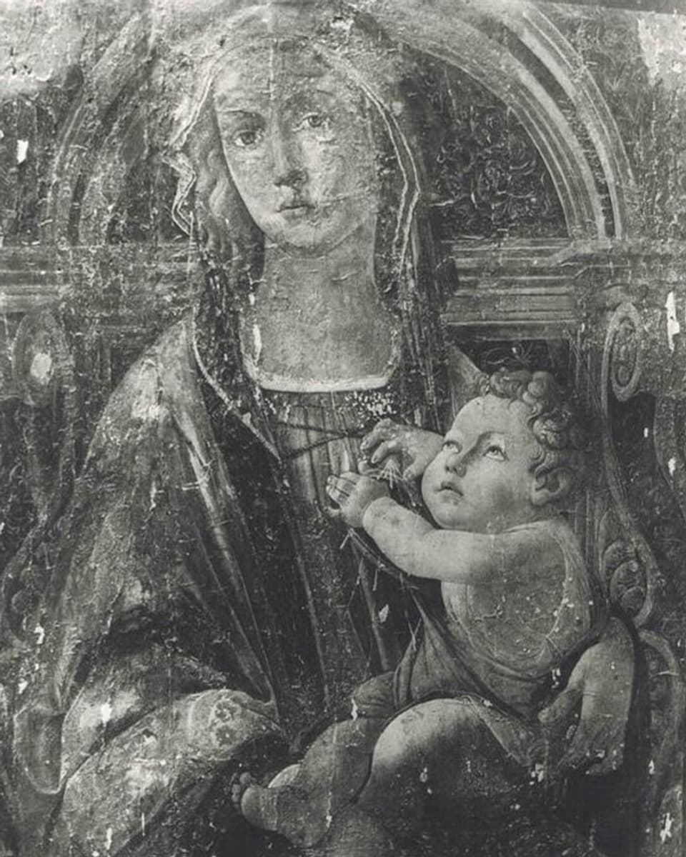 Gemälde einer Frau mit einem Baby auf dem Arm.