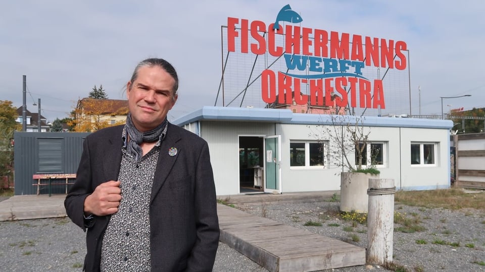  Thomas Reist, Bandleader vom Fischermanns Orchestra, vor dem Proberaum am Seetalplatz in Emmen.