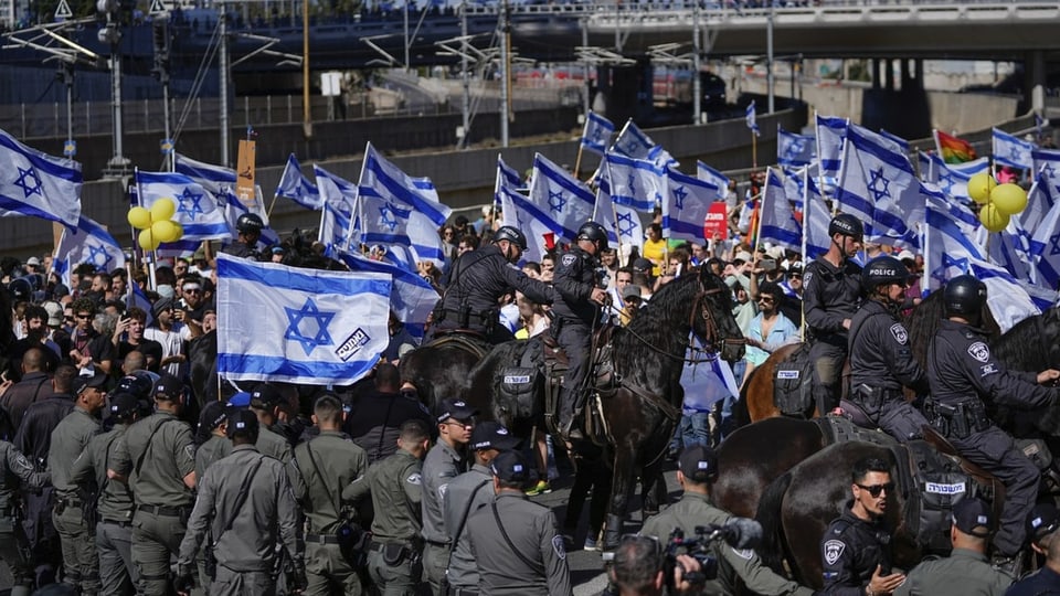 Grosse Demonstration mit vielen Israel-Fahnen in Tel Aviv. 