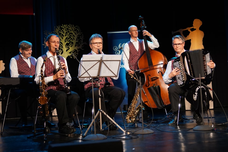 Musiker spielen auf der Bühne.