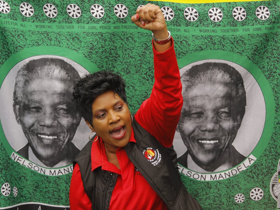 Frau vor Mandela-Porträt  